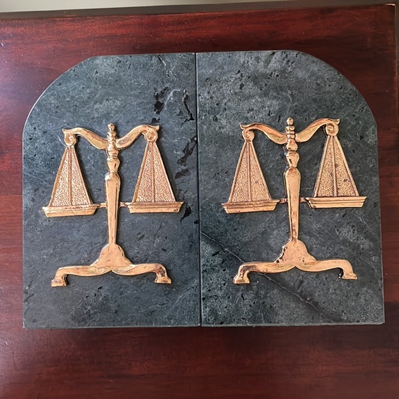 Green Marble Bookends with Gold Plated Scales of Justice - Picture 2 of 10